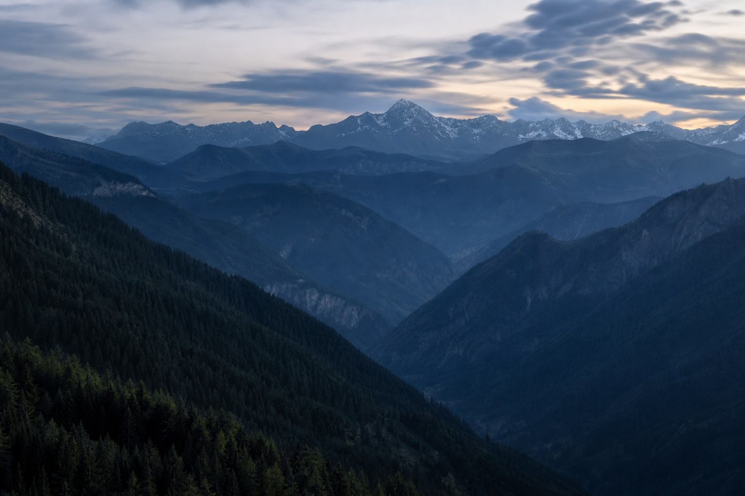 Bergwald und Alpenhorizont im südlichen Deutschland