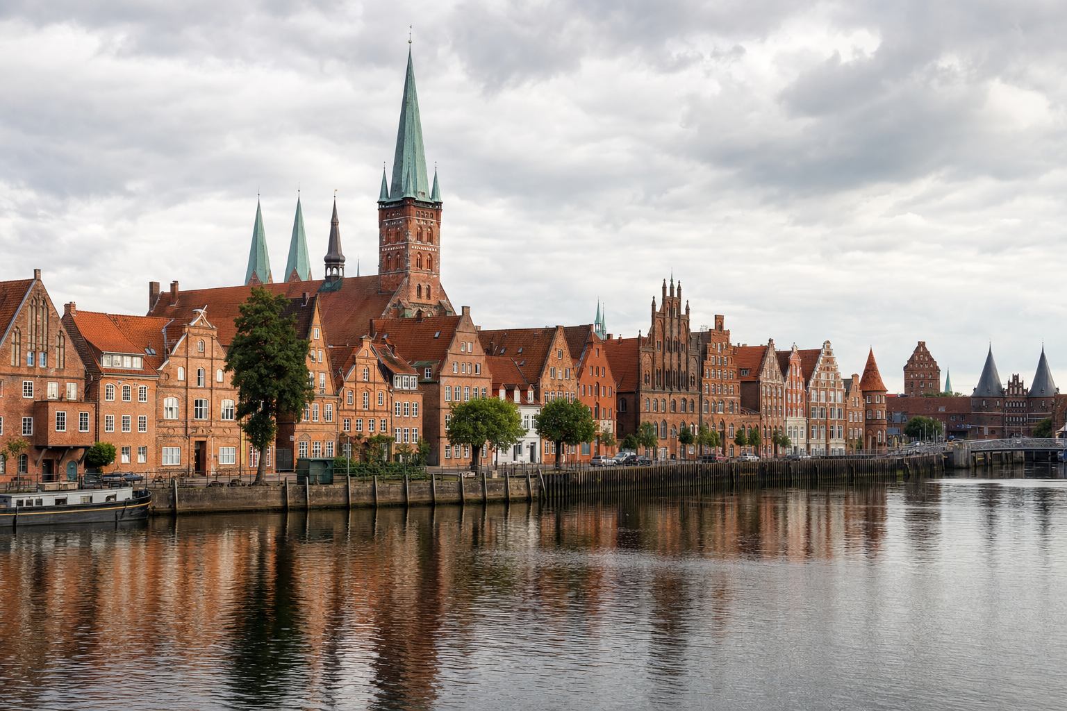 Historische Backsteinfassaden an einem Flussufer in Norddeutschland